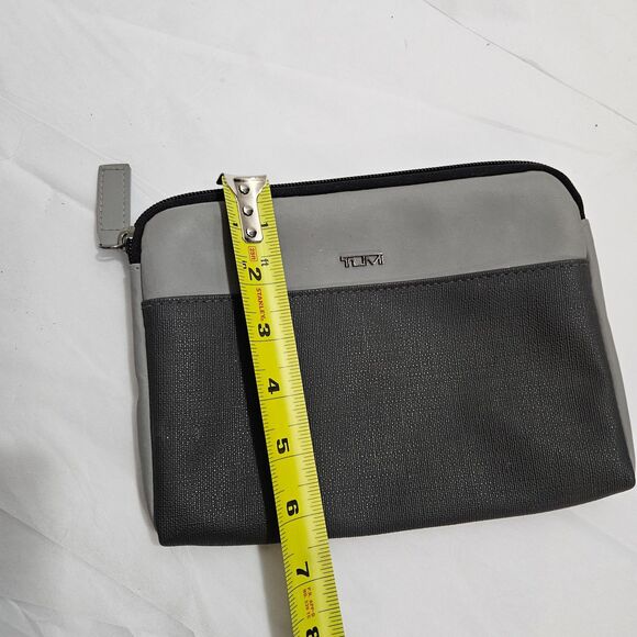 TUMI delta Toiletry bag Grey Vinyl with Metal Logo and Zipper Medium Pouch - Picture 4 of 6